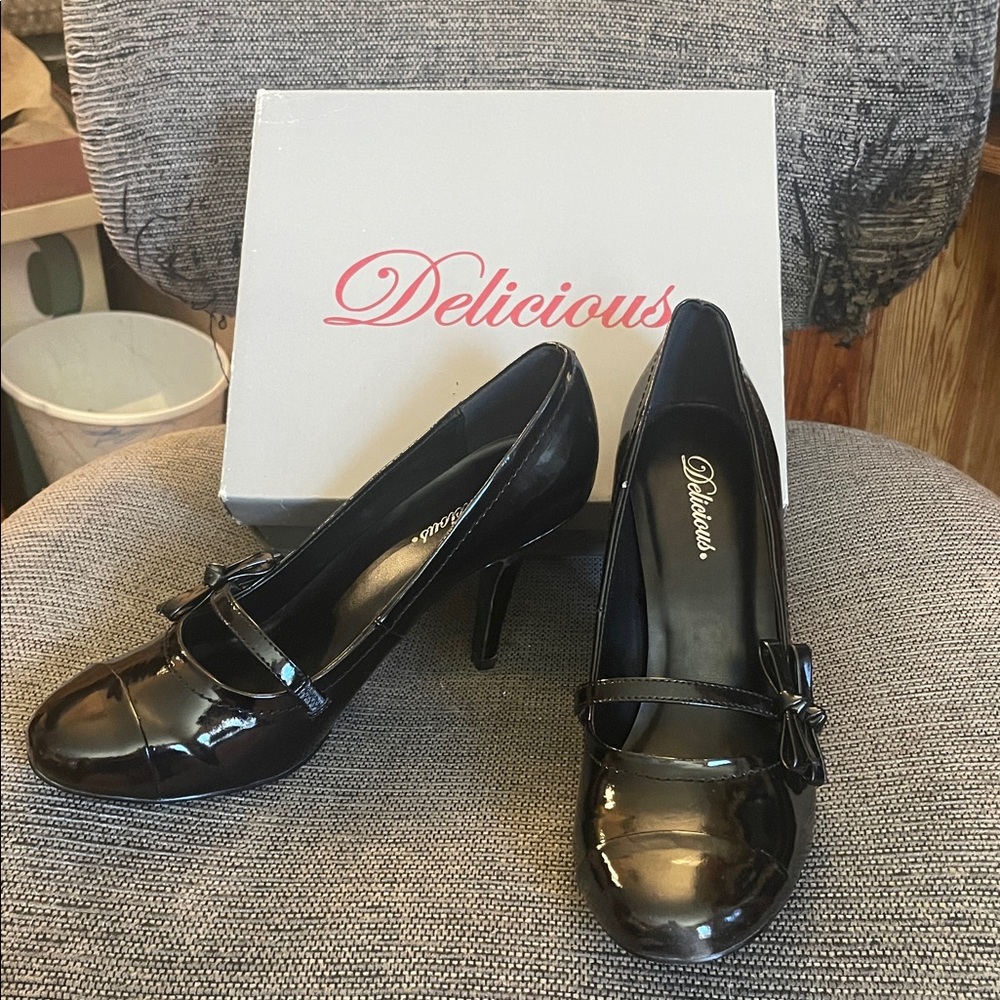 Delicious Glossy Black Heels with Bow Mary Jane style never worn
